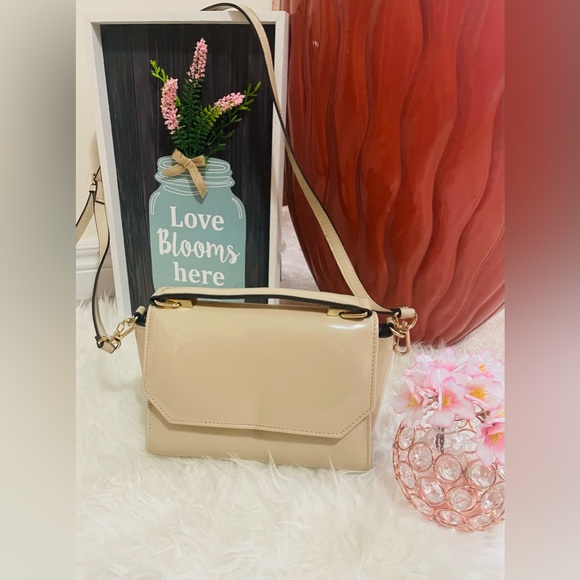 It’s a very cute ( monochromatic shade/tone) sling bag. - Picture 5 of 6